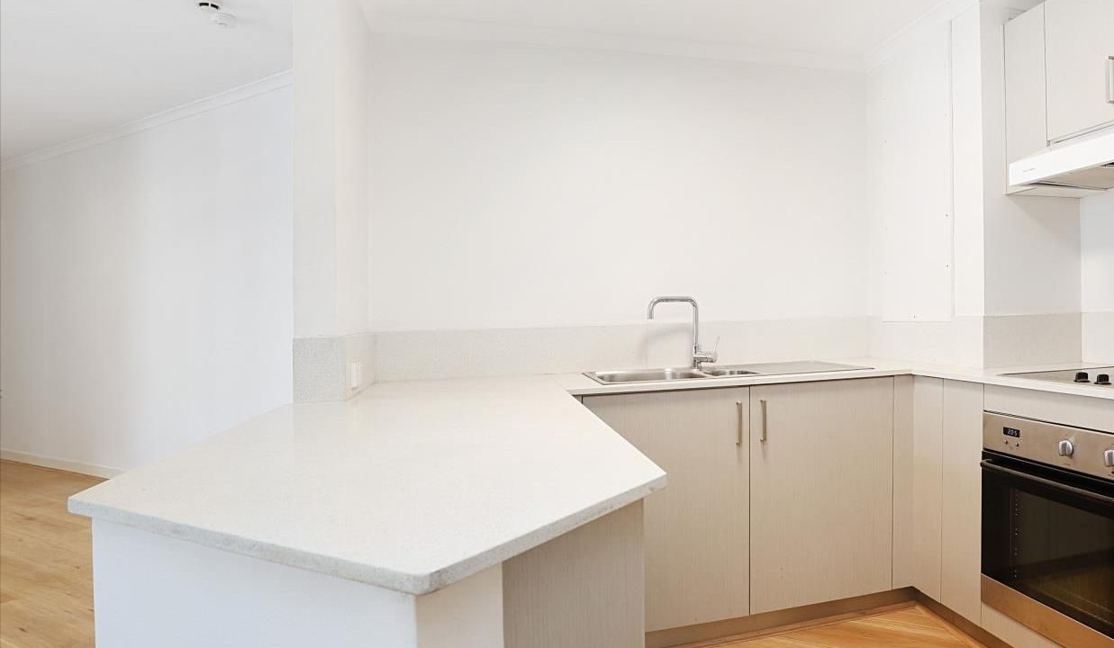 709333 Exhibition St - Kitchen